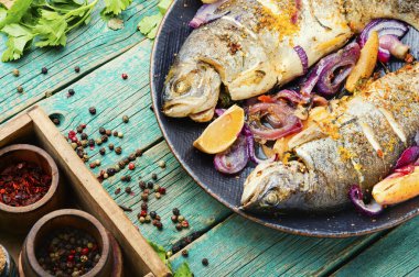 Kırsal ahşap arka planda limonlu kızarmış alabalık.