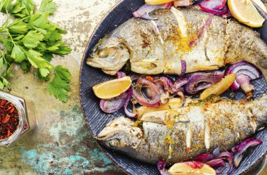 Limonlu ve soğanlı kızarmış alabalık.