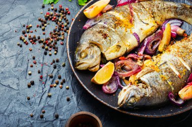 Limonlu ve soğanlı kızarmış alabalık. Izgara alabalık.