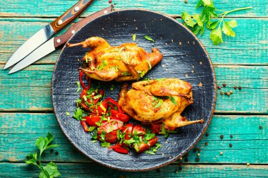 Kızarmış bıldırcın ve bahar sebze salatası. İştah açıcı pişmiş bıldırcın eti.