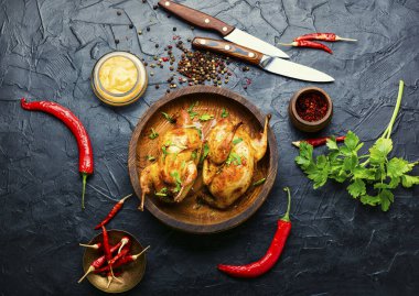 Kızarmış bıldırcın ve sebze salatası. Lezzetli ızgara bıldırcın.