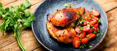 Sebze salatalı tavuk filetosu. Tabakta tavuk göğsü. Sağlıklı yemek.