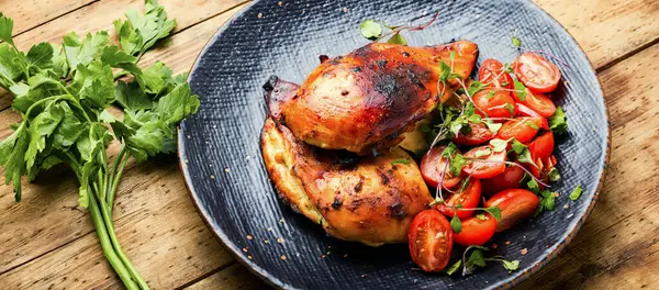 Sebze salatalı tavuk filetosu. Tabakta tavuk göğsü. Sağlıklı yemek.