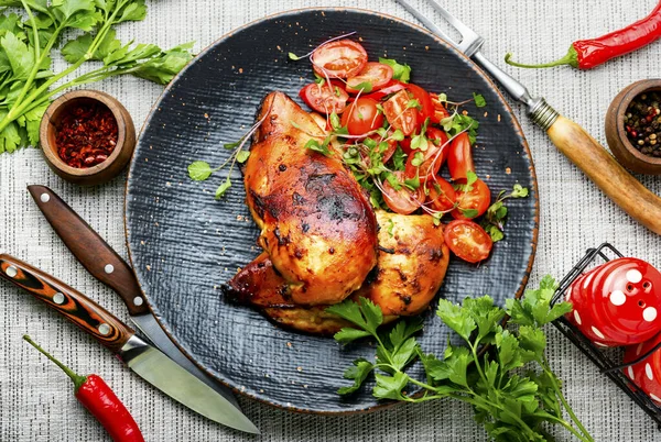野菜サラダとチキンフィレ プレート上の鶏の胸肉 — ストック写真