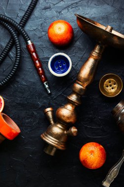 Doğulu nargile ya da greyfurt aromalı tütünlü shisha. Doğu dumanı Kalian.