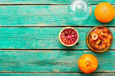 Ahşap masada lezzetli portakal reçeli. Cam kavanozda portakal reçeli.