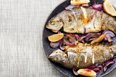 Limonlu ve soğanlı kızarmış alabalık. Izgara alabalık. Mesaj için yer var.