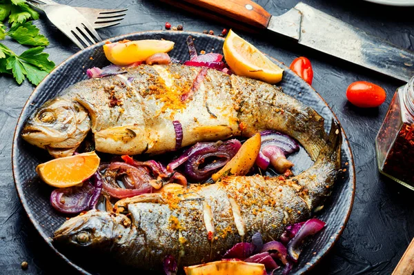 Trucha Asada Con Limón Cebolla Plato —  Fotos de Stock