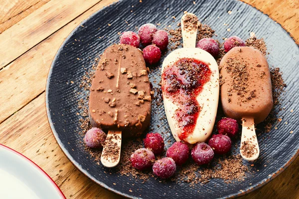 チョコレートのスティックの上のアイスクリーム チョコレートで覆われたおいしいアイス — ストック写真