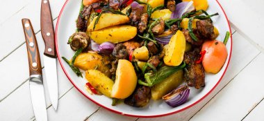 Patates, elma, mantar ve bamyayla pişirilmiş et. Sebzeli kavrulmuş et..