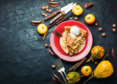 Lezzetli elmalı turta. Dondurmalı elmalı turta. Boşluğu kopyala.