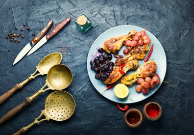 Üzümlü fırında tavuk budu. Tabakta kızarmış tavuk budu.