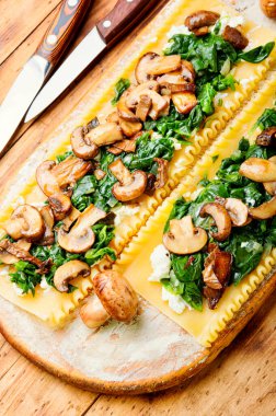 Mantarlı lazanya, şampiyon, peynir ve ıspanak. Geleneksel İtalyan yemekleri.