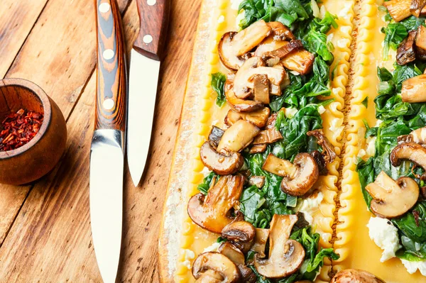 Lasagne Med Svamp Ost Och Spenat Träbord Traditionell Italiensk Mat — Stockfoto