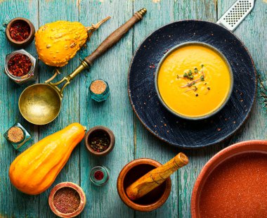 Sonbahar vejetaryen balkabağı kremalı çorba. Kabak çorbası ahşap kırsal masada.