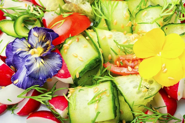 Vårsallad Med Grönsaker Och Ätliga Blommor Kost Koncept Färgglad Sallad — Stockfoto