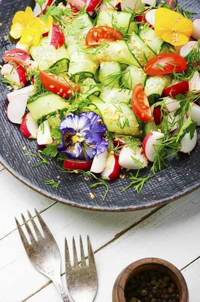 Voorjaarsalade Met Groenten Eetbare Bloemen Dieetconcept Biologische Voeding — Stockfoto
