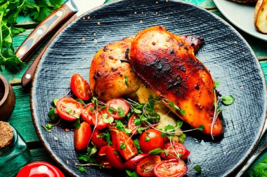 Sebze salatalı tavuk filetosu. Tabakta tavuk göğsü. Sağlıklı yemek.