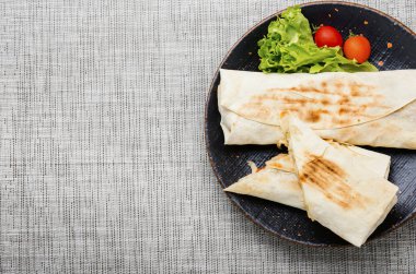 Peynirli, tavuklu ve mantarlı leziz doğu shawarması. Geleneksel Doğu mutfağı..