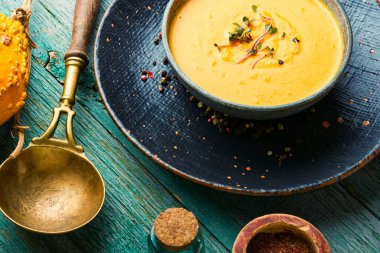 Vejetaryen balkabağı kremalı çorba. Bir kase sonbahar vejetaryen balkabağı çorbası..