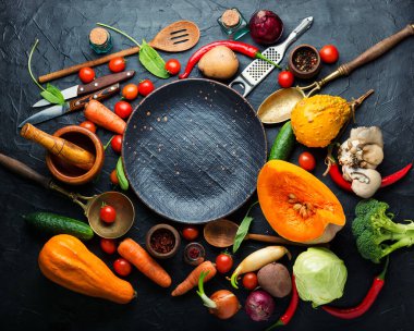 Mutfak masasında taze çiğ sebzeler. Sağlıklı beslenme kavramı.