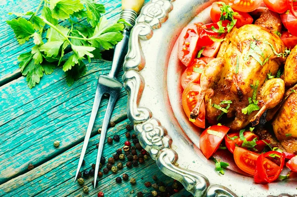 Prăjită Salată Întreagă Prepeliță Legume Primăvară Appetizing Carne Prepeliță Coaptă — Fotografie, imagine de stoc
