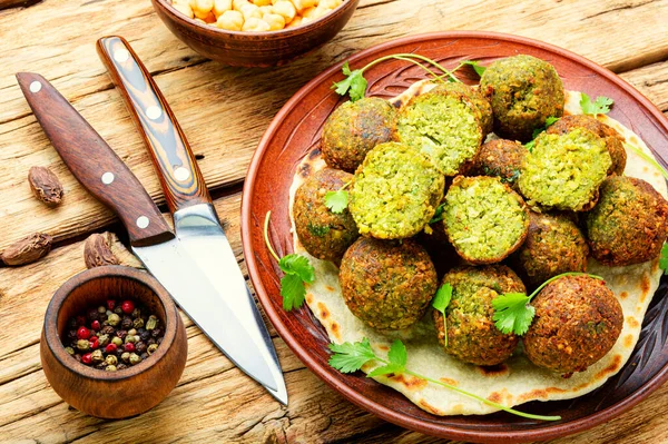 Falafel Smažené Kuličky Nasekaných Luštěnin Nebo Cizrny — Stock fotografie