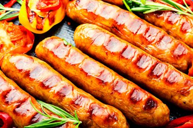 Tabakta ızgara sosis. Kızarmış sosis. Yemek geçmişi.