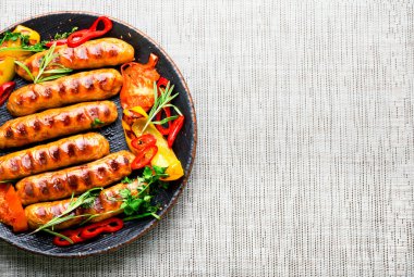 Tabakta ızgara domuz sosisi. Kızarmış sosis ve sebze. Mesaj için yer var.