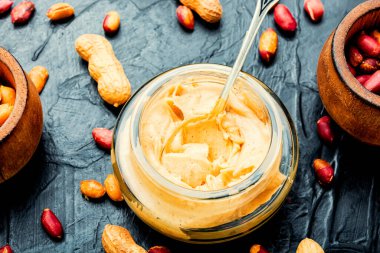 Cam kavanoza fıstık ezmesi. Fıstık ezmesi.