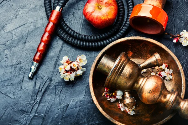 Elma aromalı tütün üzerine modern shisha nargilesi. Uç shisha. nargile.