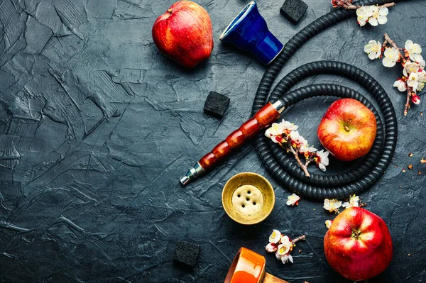 Elma aromalı tütün tütünü tüttüren oryantal nargile.