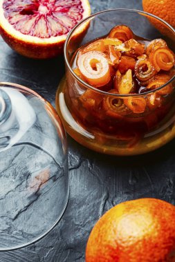 Bir kavanoz lezzetli portakal reçeli. Portakal reçeli veya meyve reçeli.