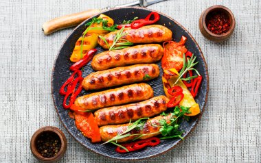 Tabakta ızgara domuz sosisi. Izgara domuz sucuğu sosisi.