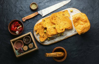 Güneşte kurutulmuş domates, zeytin ve biberiyeli ev yapımı ekmek.