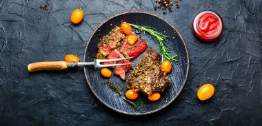 Kumkat, biberiye ve baharatla kızartılmış biftek. Amerikan barbeküsü.