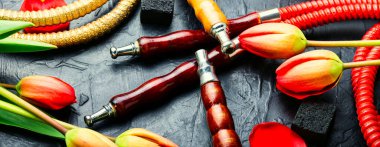 Lezzetli Türk sigarası. Nargile tütünü aromalı Kalian. Uzun pankart.