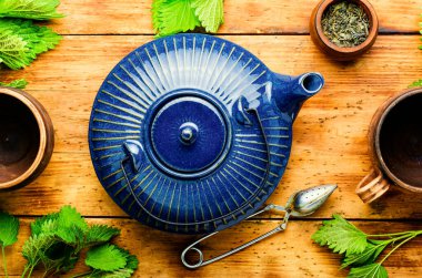 Isırgan yapraklı taze bitki çayı. Bitki ilacı, homeopati. Çay içmek.