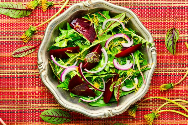 Dandelion Saudável Fresco Azeda Salada Beterraba — Fotografia de Stock