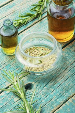 Taze biberiyeli doğal yağ şişesi.