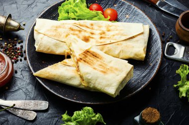 Peynirli, tavuklu ve mantarlı nefis oryantal shawarma. Geleneksel Doğu mutfağı..