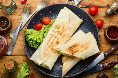 Shawarma, Pita ekmeğine sarılmış kızarmış tavuk etinden yapılmış Ortadoğu yemeği.