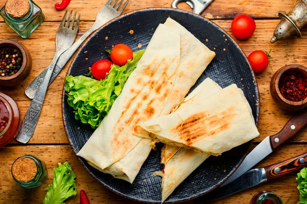 Shawarma Middle Eastern Dish Made Fried Chicken Meat Wrapped Pita — Stock Photo, Image