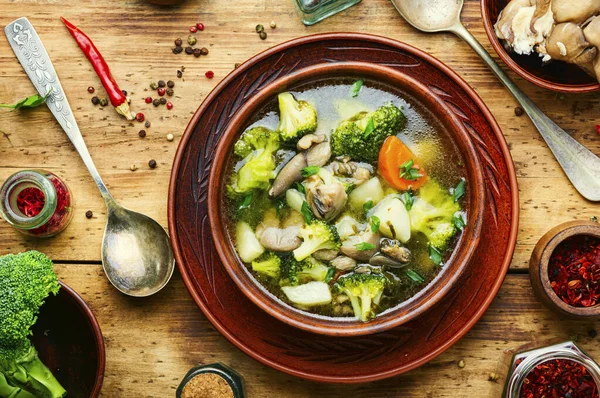 Mantarlı ve brokolili diyet sebze çorbası