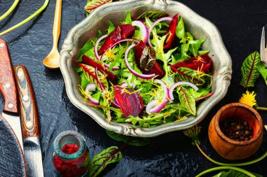 Pancar ve yeşilden yapılmış yeşil vejetaryen salatası. Vegan menüsü..