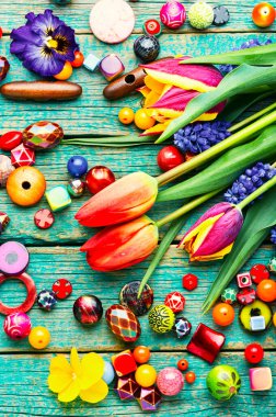 Yaratıcılık ve mücevher yapımı için çeşitli boncuklar. Renkli boncuklar.