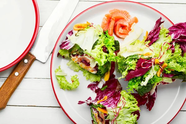 Paupiette Salad Salmon Dried Apricots Salmon Salad Green Leaves — Stock Photo, Image