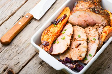 Tatlı patatesle dilimlenmiş et parçaları. Kızarmış domuz jambonu, dilimlenmiş.