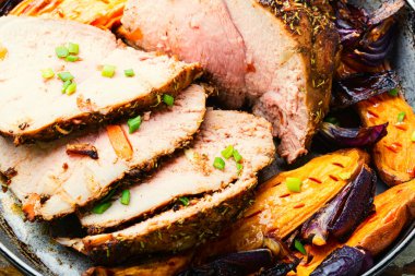 Tatlı patatesle dilimlenmiş et parçaları. Sebze garnitürlü kızarmış domuz eti.