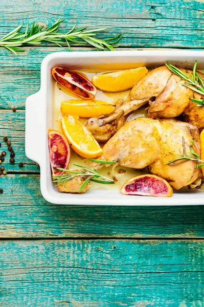 Délicieux Poulet Cuit Avec Des Oranges Romarin Dans Plat Cuisson — Photo